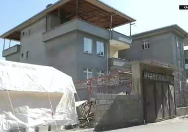 Мехмет от турския град Кахраманмараш чиято 3 етажна къща остана невредима