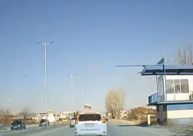 Шофьор предприе неочаквана маневра в Пловдив Точно на изхода на