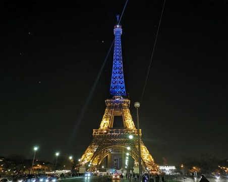 Айфеловата кула светна в цветовете на Украйна