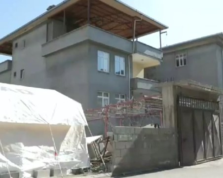 Къща - невредима сред отломките в Турция! Собственикът ѝ търси майсторите, за да им благодари