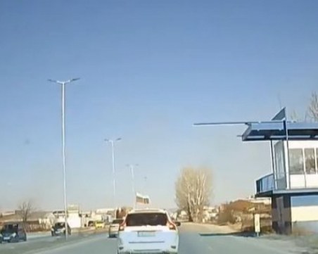 На косъм от инцидент: Шофьор с внезапна маневра на Карловско шосе