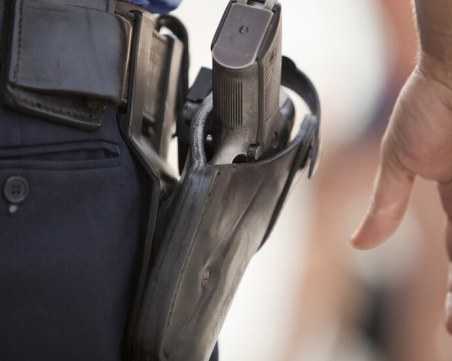 Пиян полицай заплаши приятелката си с пистолет