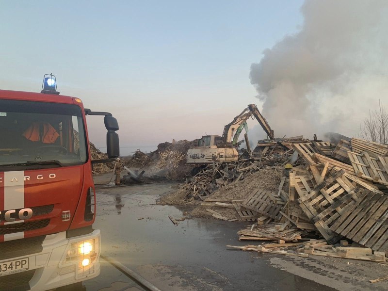 Пожар горя до Околовръстното на Пловдив