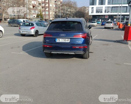 Ауди паркира на две места едновременно пред пловдивски хипермаркет