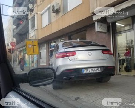 Кола със софийска регистрация превзе пловдивски тротоар