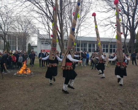 Кукери играха в Спортното училище