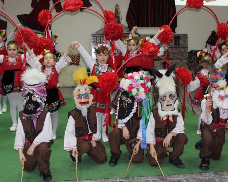 Малки кукери от ДГ „Росица
