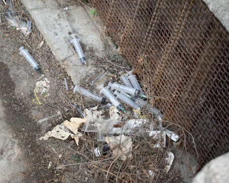 Наркоклиника или Главната на Пловдив? Спринцовки и шишенца се търкалят на метри от пешеходците