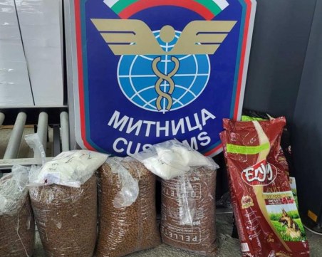 Откриха дрога, укрита в пликове с кучешка храна на 