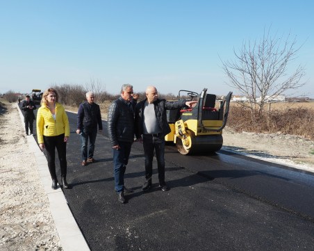 Приключва ремонтът на ключова пътна отсечка в Царацово