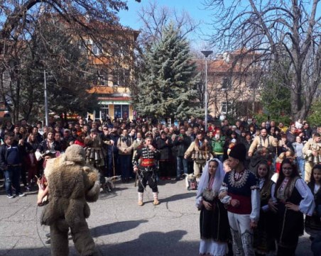 С кукерско хоро гонят злото в Златитрап, звън на хлопки и чанове ще огласят центъра на село Първенец