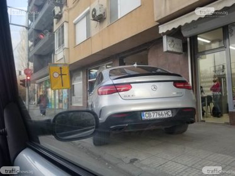 Кола със софийска регистрация превзе пловдивски тротоар