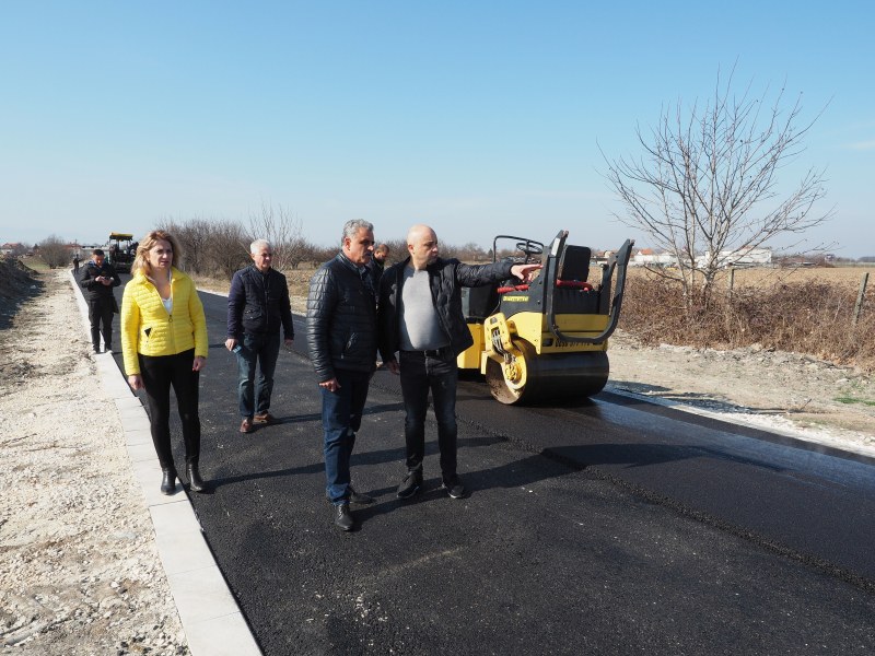 Приключва ремонтът на ключова пътна отсечка в Царацово