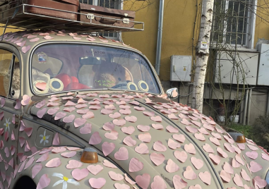 Возило осъмна облепено със сърца в София С много розови