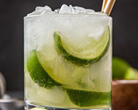 Коктейл Кайпириня с бял ром и лайм