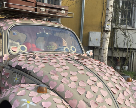 Превърнаха ретро автомобил в най-романтичната кола