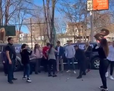 С димки,музика и шампанско пловдивски ученици поканиха класната си на бала