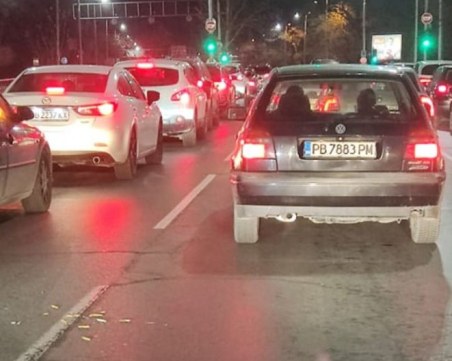 Шофьор си изхвърли фасовете на улица в Пловдив