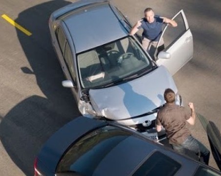 След спор на булевард: Пловдивчанин качи на капака на автомобила си шофьор, от глобен стана обвиняем