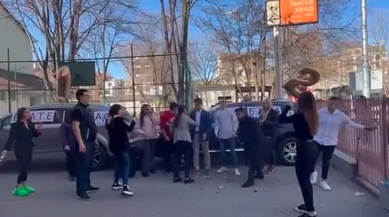 С димки,музика и шампанско пловдивски ученици поканиха класната си на бала