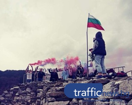 Бъдещи спортисти на Пловдив изненадаха класната си с покана за бала