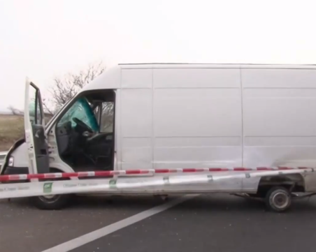 Откриха край Перник и втория бус с нелегални мигранти