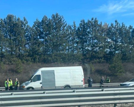 Повдигнаха обвинение срещу двама шофьори превозвали 46 мигранти на АМ 