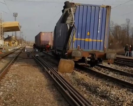 Влак дерайлира в Карловско