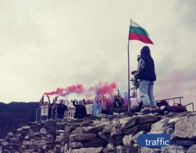 Бъдещи спортисти на Пловдив изненадаха класната си с покана за бала