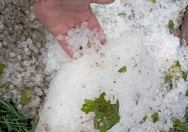 Градушка удари части от България в понеделник следобед Ледени късове