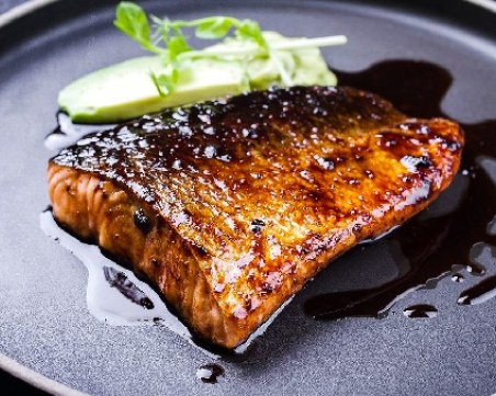 Азиатска сьомга с мирин и соева глазура на тиган