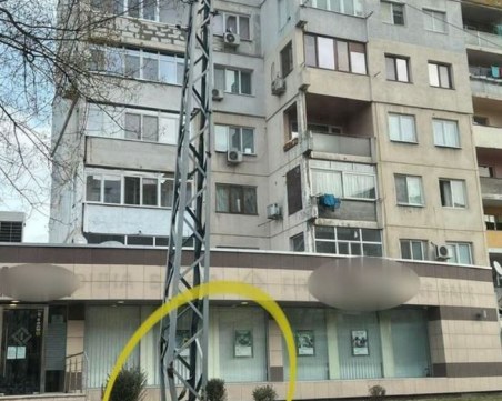 Изкривен стълб в Кючук Париж тревожи пловдивчани: Възможен ли е инцидент?