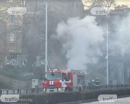 Кола избухна в пламъци до Тунела в Пловдив