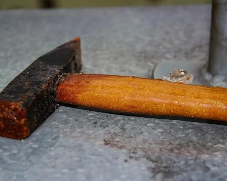 Мъж се закани с убийство на свой съсед в Първомайско, замери го с чук