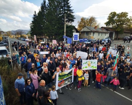 Противници на кариера на бунт срещу Общински съвет - Асеновград, поискаха подкрепата на кмета
