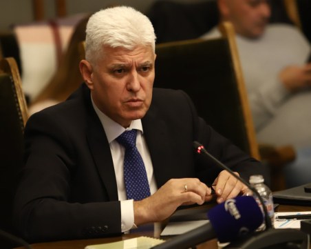 Военният министър: Ще изпратим още военни на границата