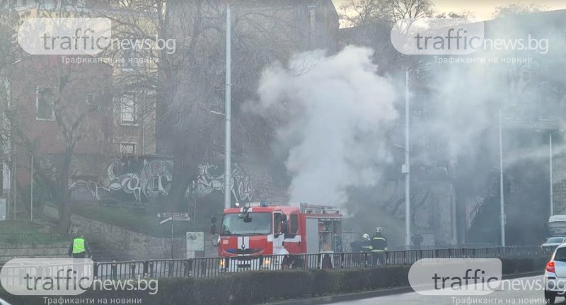 Кола избухна в пламъци до Тунела в Пловдив