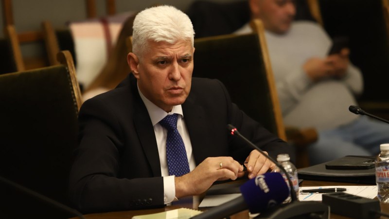 Военният министър: Ще изпратим още военни на границата