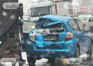 Катастрофа между камион и автомобил на Околовръстното край Марково затруднява