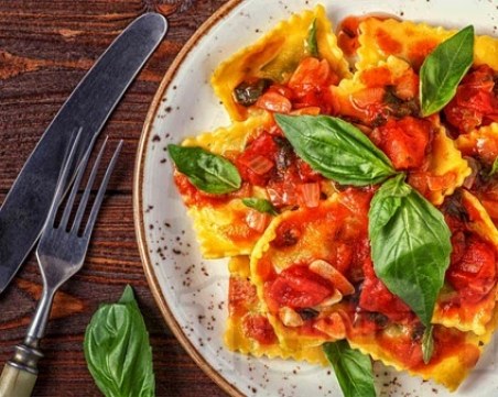 Домашни равиоли със спанак и рикота в доматен сос