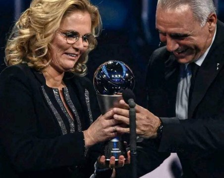 Христо Стоичков награди най-добрата треньорка на ФИФА