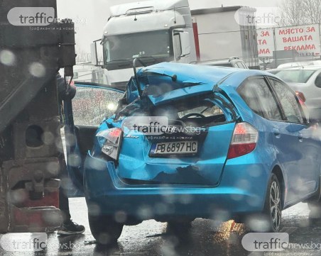 Катастрофа между камион и кола на Околовръстното край Марково, образува се голяма тапа