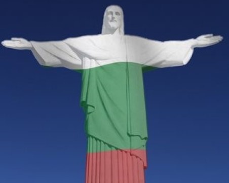 Статуята на Исус в Рио де Жанейро грейва в бяло, зелено, червено на 3 март