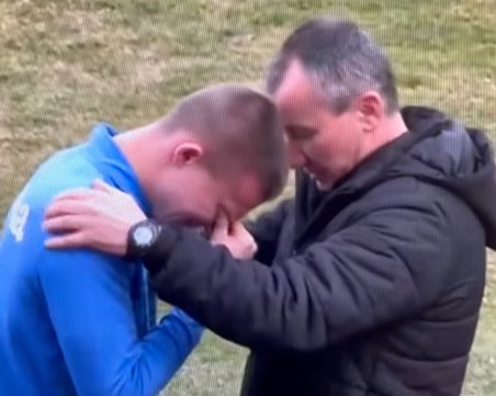 Страхотен феърплей! Треньор на ЦСКА утешава играч на Левски