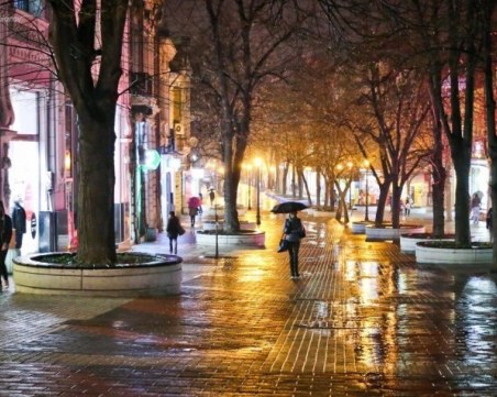 Температурите в Пловдив продължават да падат, дъждът спира