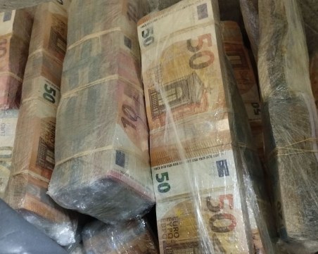 Заловиха недекларирана валута за над 1 милион лева на 
