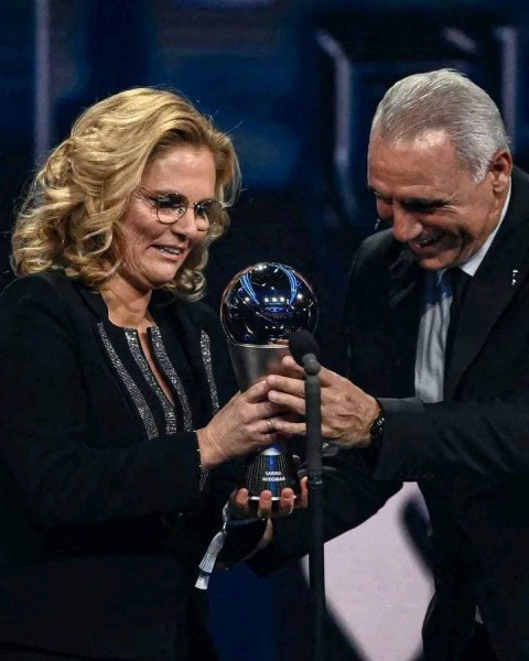 Христо Стоичков награди най-добрата треньорка на ФИФА