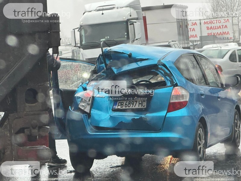 Катастрофа между камион и кола на Околовръстното край Марково, образува се голяма тапа