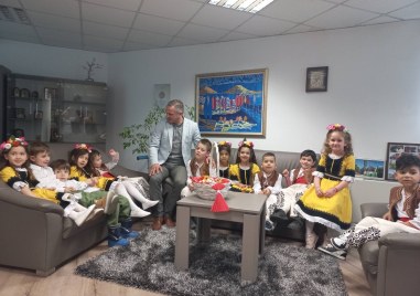 Децата от ДГ Щастливо детство поздравиха кмета на район Източен