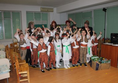 Децата от 4 та група от ДГ Марица отбелязаха националния празник